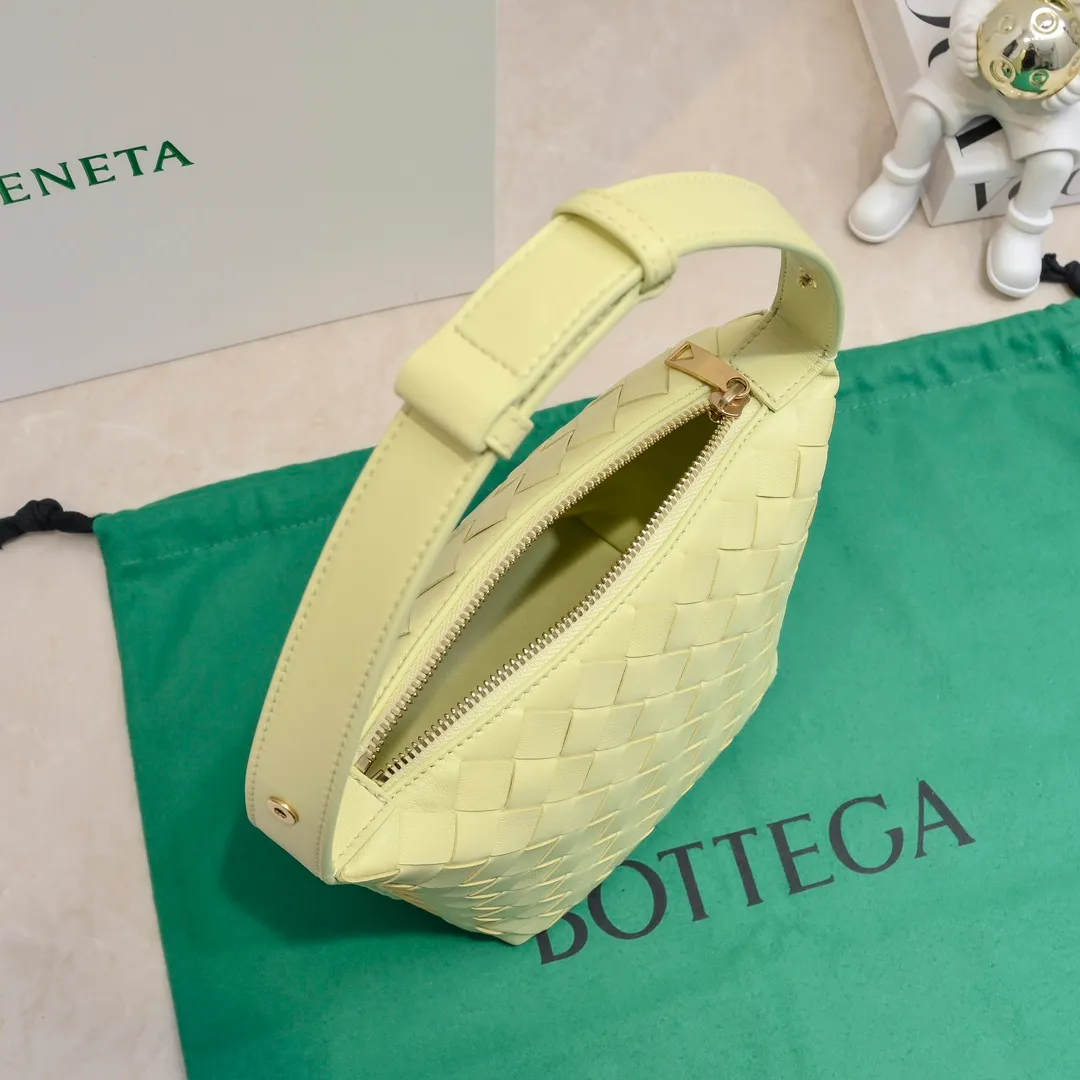 Batch 1280 It is predicted that BV Bottega's lunch bag will be popular again this year🔥. It is very soft and lightweight. It also uses the intrecciato weaving process that the two founders spent several months developing from the beginning of the brand. It is completely hand-woven by Italian craftsmen and perfectly reflects the craftsmanship of Bottega. The entire bag shape is also a very practical and popular lunch box bag shape. The slightly curved arc of the bag mouth can also better fit our wrists. Style number: 7748-1 Size: 17*13.5*5cm